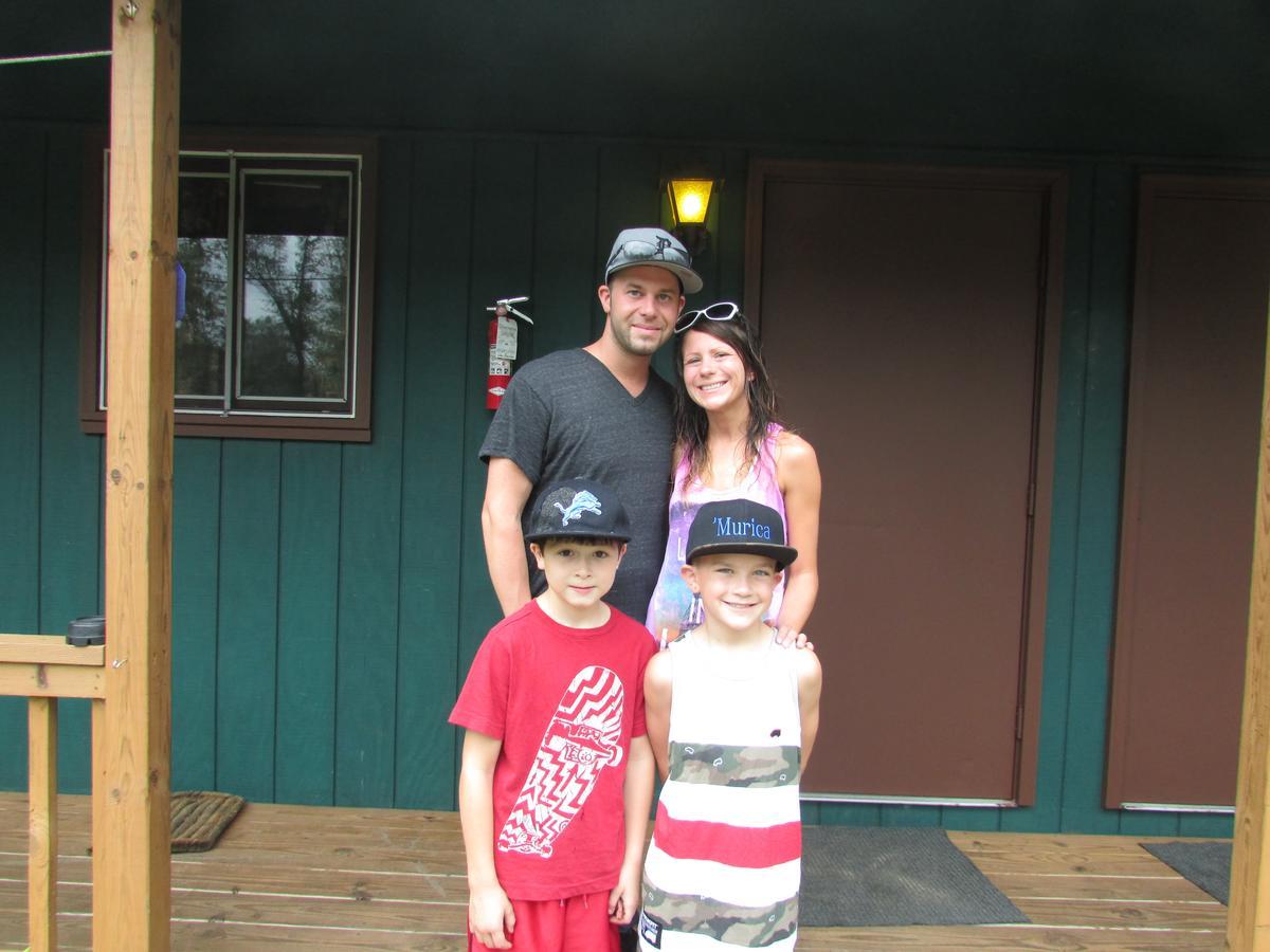 Best Bear Lodge & Campground Irons Luaran gambar