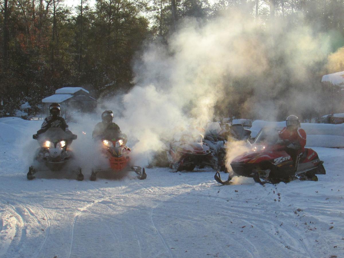 Best Bear Lodge & Campground Irons Luaran gambar
